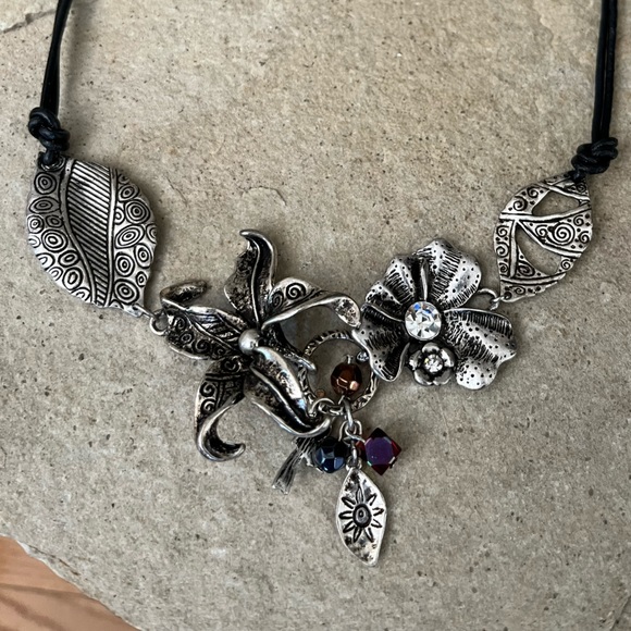 Pretty metal necklace with leather chain - Picture 3 of 6